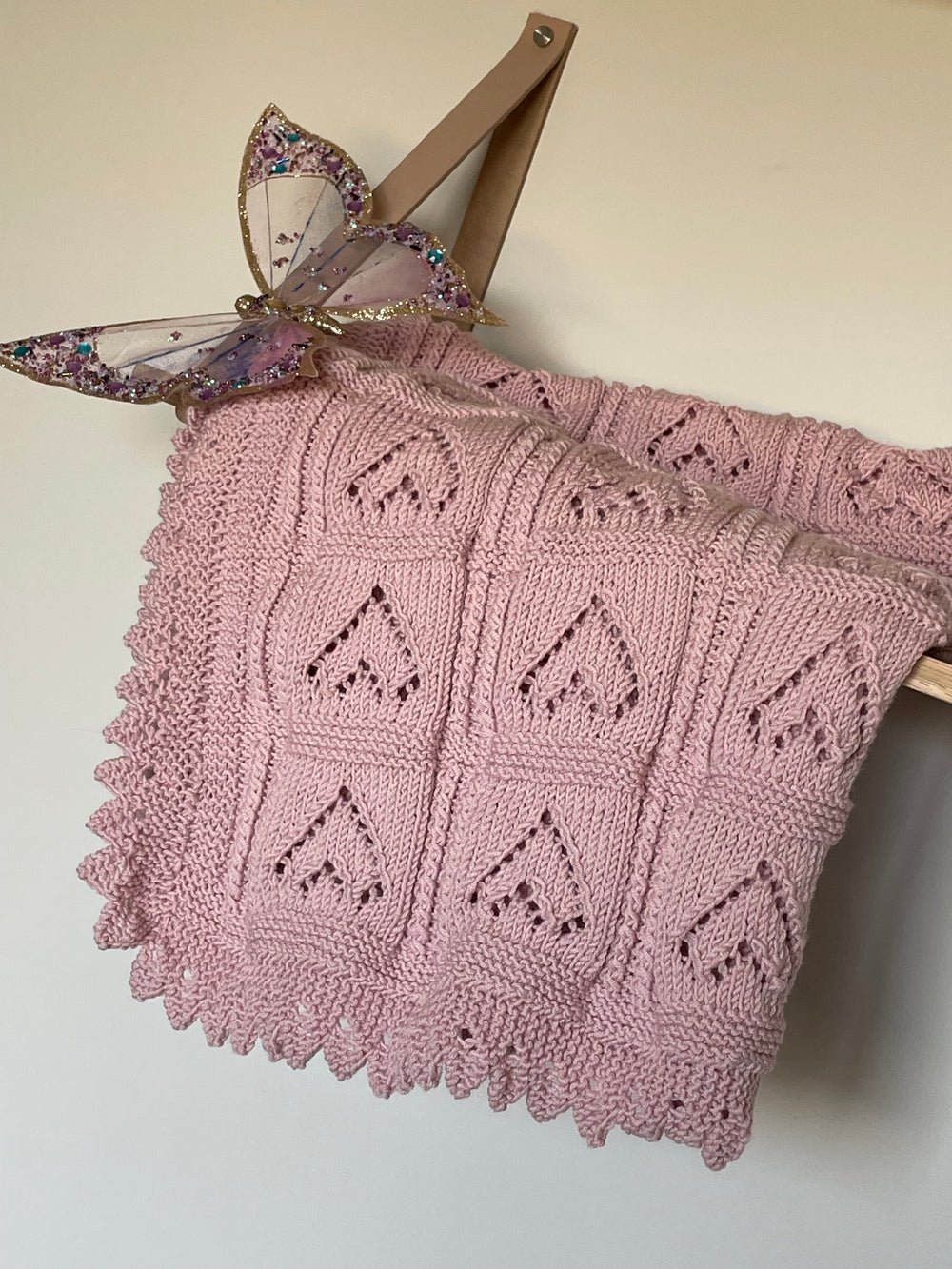 Rosa strikket babyteppe med hjertemønster fra Mønsteridyll